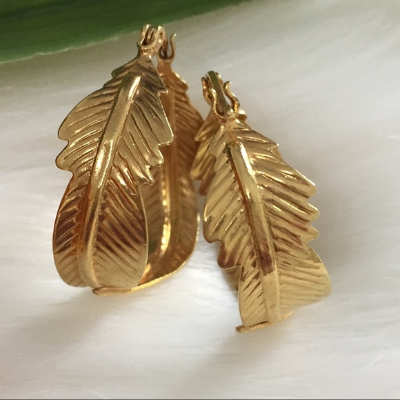 Leaf Design Round Hoop Earrings In 18K Gold Filled - Picture 1 of 4
